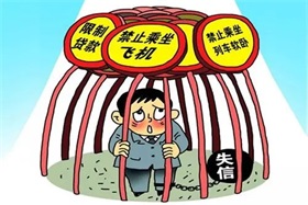 男子饮酒后醉倒在地铁口，警察悉心照顾并帮其找到家人